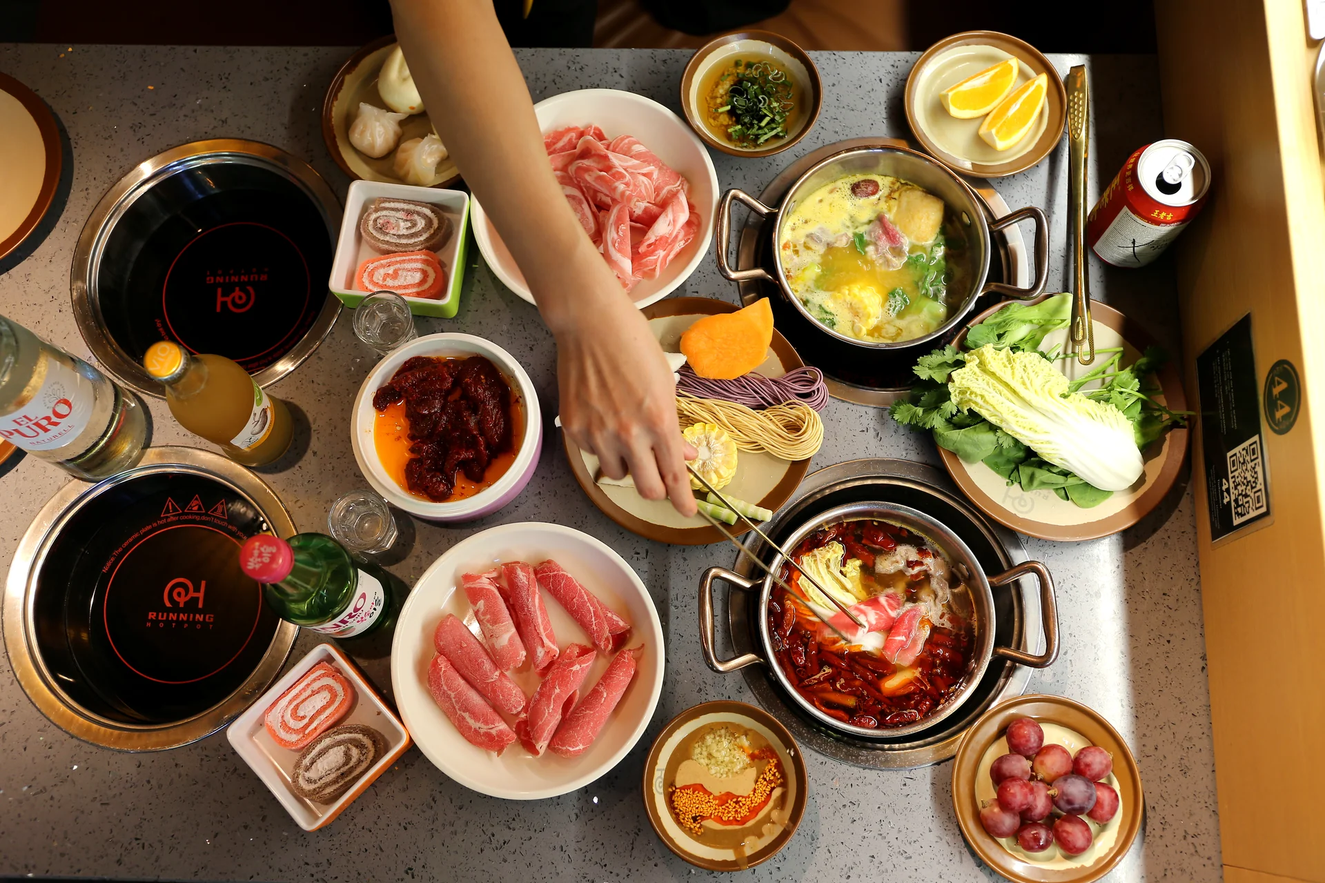 Running Hotpot Tisch mit Goldbr&uuml;he, Sichuan Spicy Pot, Fleisch, Gem&uuml;se und Nudeln